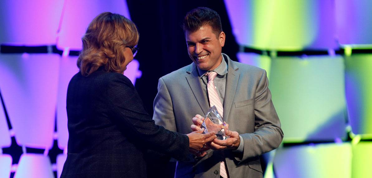 Carlos O. Turner Cortez receiving the award.